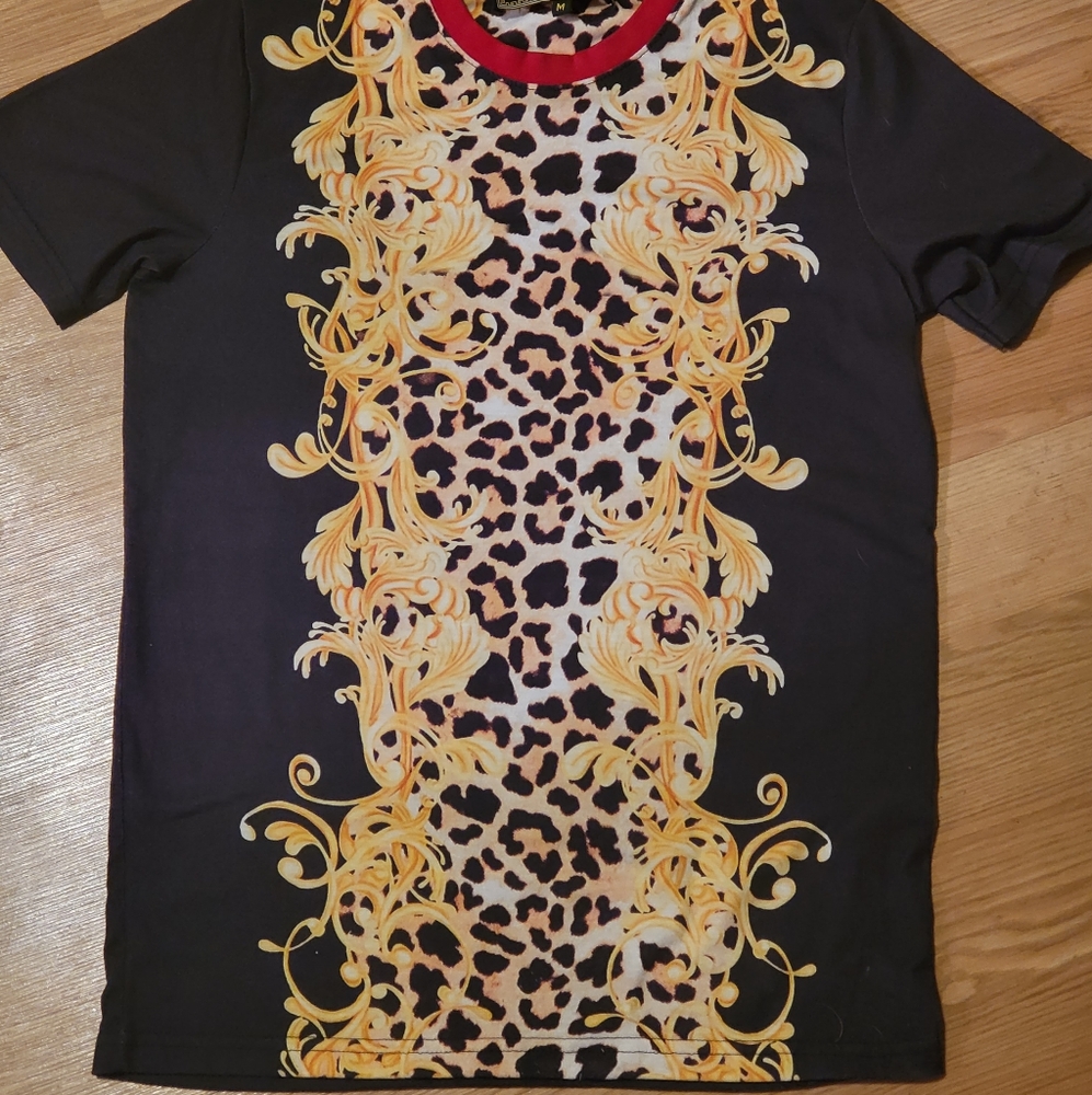 Versace t shirt M. Fits like a US small